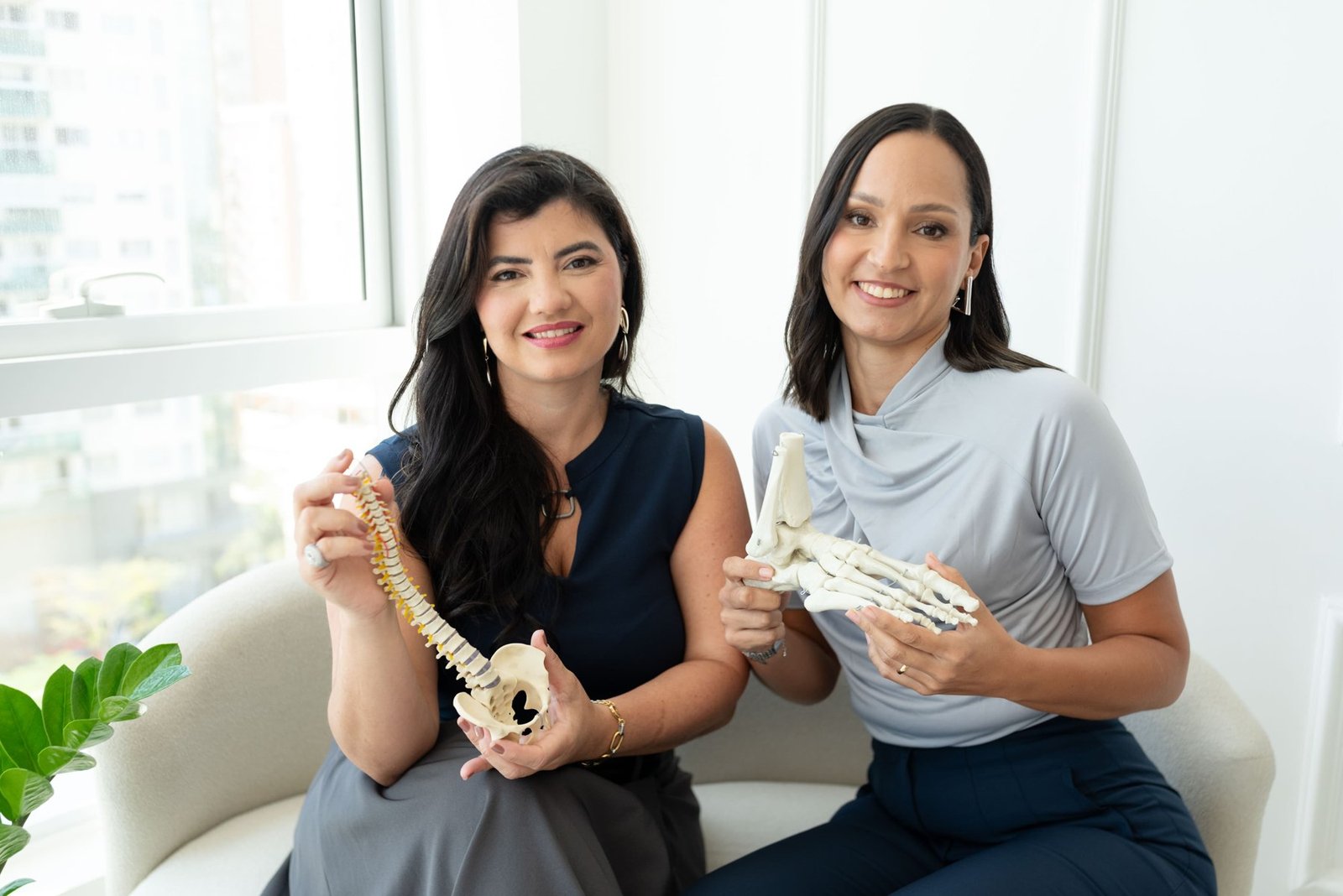 Equipe da Ortotrauma Fisio com modelos anatômicos de coluna e pé